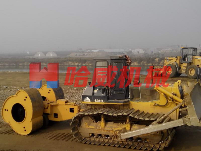 裝載機(jī)拉的(de)沖擊壓路(lù)機(jī)
