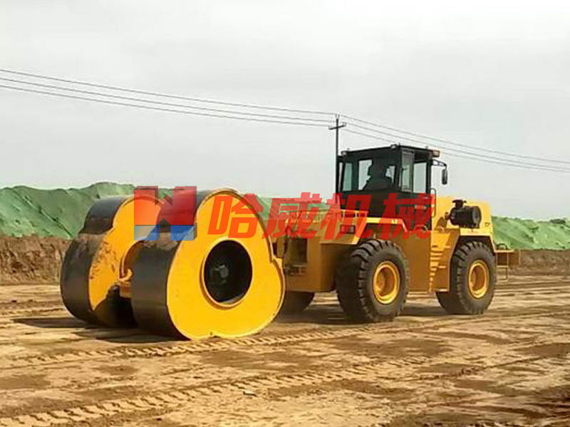 鏟車(chē)拉的(de)沖擊碾壓機(jī)