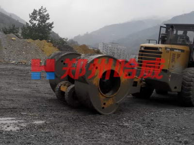 發往西(xī)藏昌都(dōu)沖擊壓路(lù)機(jī)