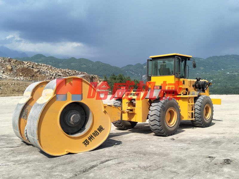 鏟車(chē)帶的(de)沖擊壓路(lù)機(jī)