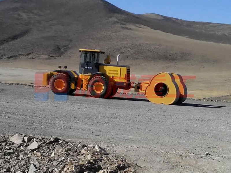 沖擊壓路(lù)機(jī)牽引車(chē)